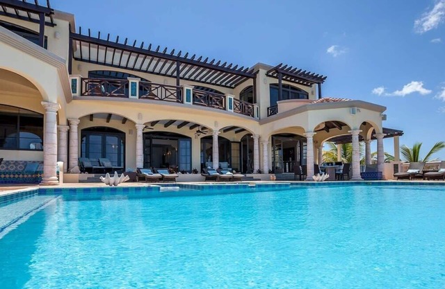 Five spacious bedrooms Caribbean villa at Sea of Rocks Harbor