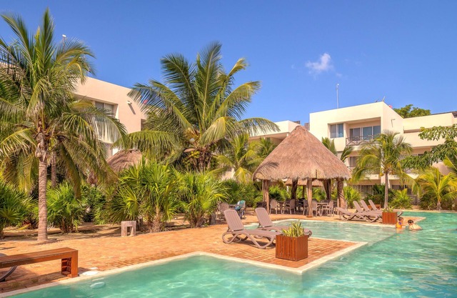 Flamingo Beach 3 bedroom condo, swimming pool, near beach.