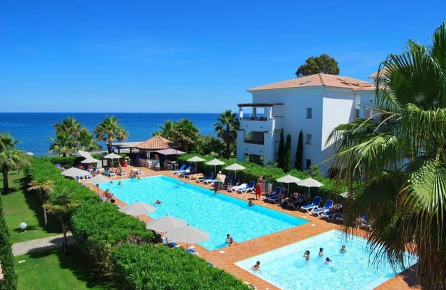 Flat in a residence with private pools and beach