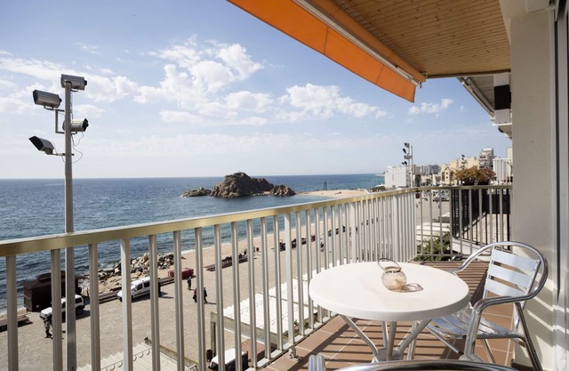 Flat in seafront, in the middle of the bay, best possible location 2