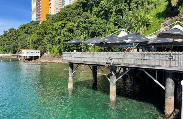 Flat no mar da baía de T. Santos