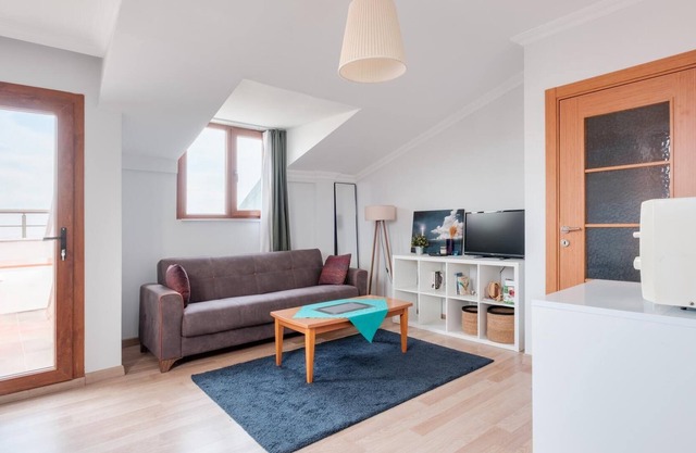 Flat w Terrace 4 min to Pelican Mall