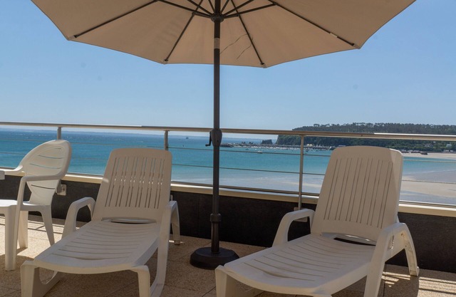 Flat with sea view, large terrace, heated swimming pool