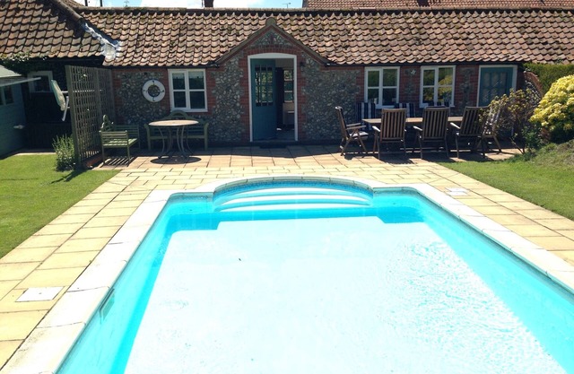 FLINT COTTAGE WITH PRIVATE POOL, ANNEX, OWN PARKING SLEEPING 8 PEOPLE.