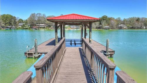 Flip Flop Therapy by AvantStay Lakefront Home w Game Room Dock Access