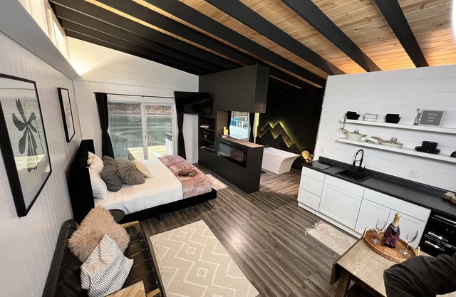 Floating Studio Cabin. HOT TUB!