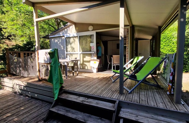 Flower Camping La Beaume * - Chalet 28m2 CONFORT 2 bedrooms + semi-covered terrace 5 people
