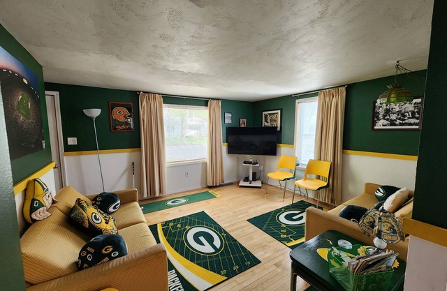 Football fun house 1 mile from Lambeau!