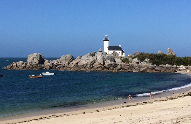 For TWO, walk to the beach, enclosed garden, GR 34, enclosed parking, QUIET.