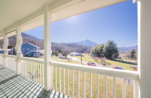 Forest Creek - Located close to the Great Smoky Mountains National Park Entrance!