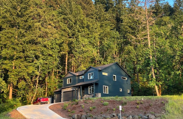Forest home and outdoor adventure paradise! 15 minutes to Autzen Stadium.