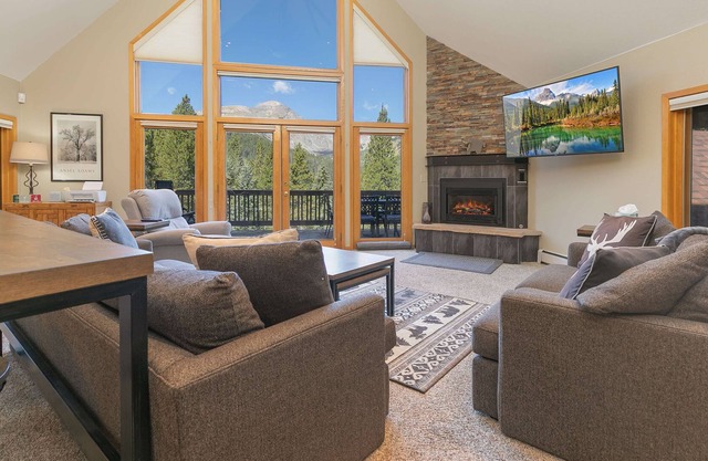 Forest View Lodge: Breathtaking Mountain Views