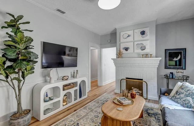 Forth House - Butterfly Getaway in Historic SPR!