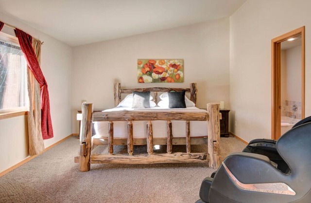 Four Bedroom Home with Hot Tub and Views