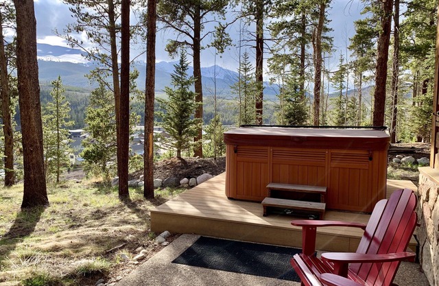 Four Bedrooms/Five bathrooms! Amazing Views, Hot Tub!