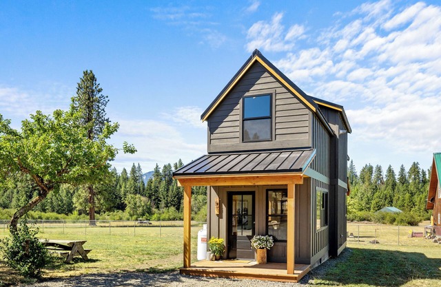 Four Seasons Escape - Tiny home 3min away from lake & trails!