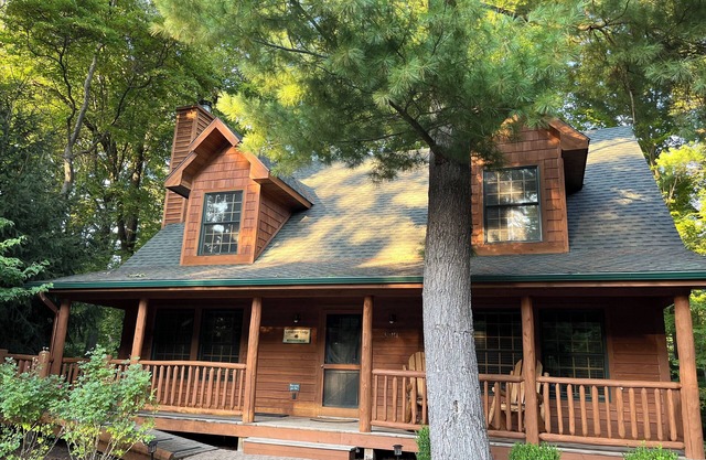 Foxtail Hideaway- Cozy Rustic Luxury Cabin - Kingfisher Cove