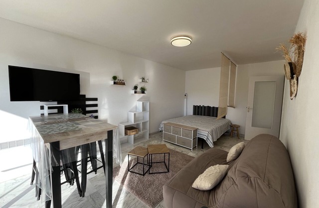 Fréjus Plage, studio 30m2, 4 people, air-conditioned, high-speed wifi, private parking, balcony