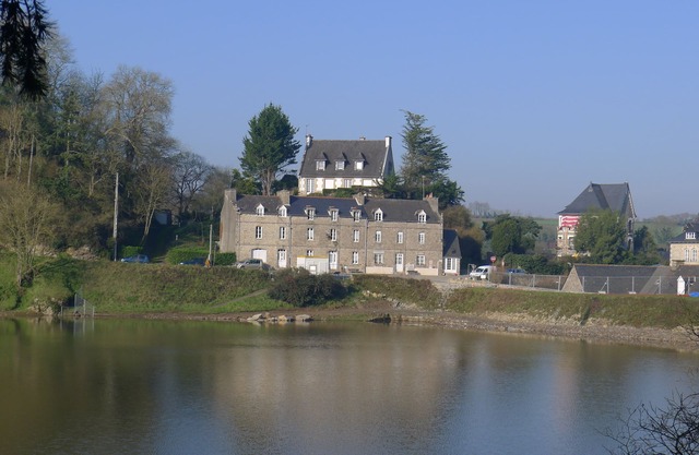 Gorgeous 200 year old stonehouse right on the lake in medieval village