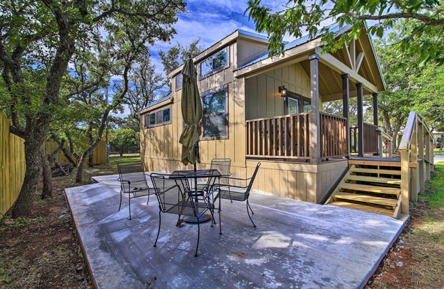 Fredericksburg Cottage ~ 1 Mile to Main Street!