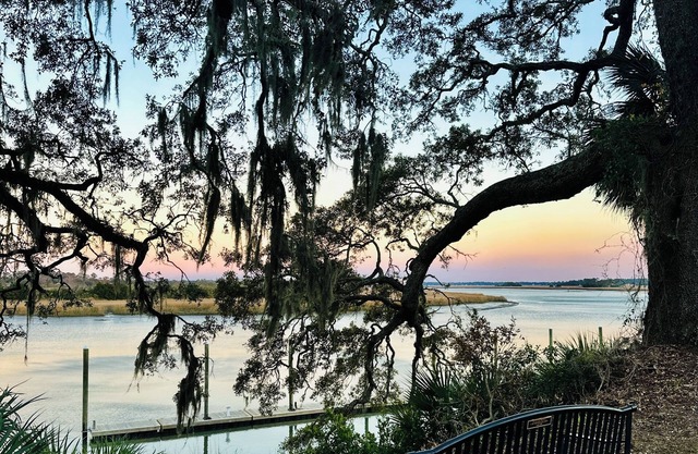 FREE Bikes & Stroll to Marina: Captain's Quarters Couples Retreat, 5 Min to Savn