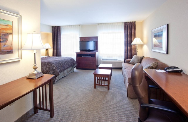 Free Breakfast. Indoor Pool & Hot Tub. Located on Missouri River.