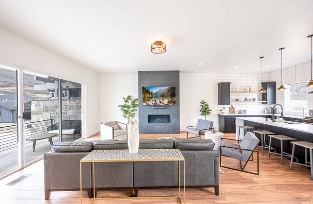 *FREE GOLF & KAYAKING* Perfect for Families – Modern Ski Home w/Private Hot Tub | 2 Minutes to Lake