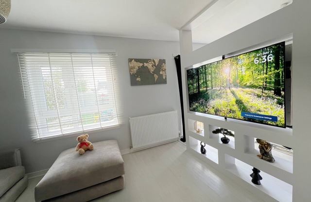 FREE PARKING-family city retreat