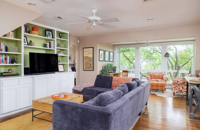 Free Parking, King Bed, 3 BR, Downtown | Treehouse