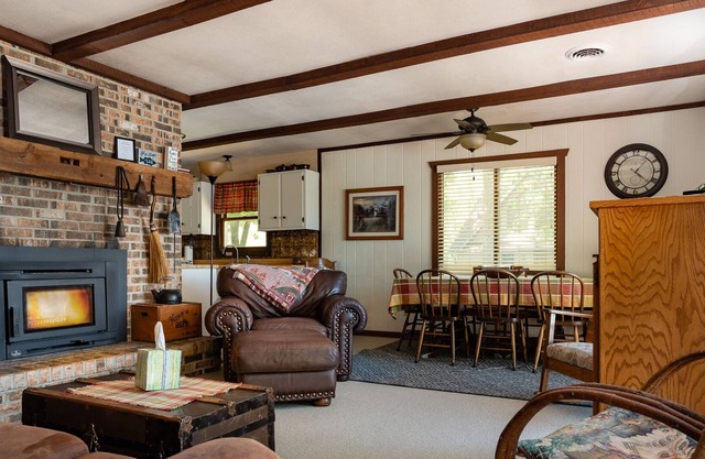 freenite w/wknd off season Cabin lake hottub kayaks paddleboard pier fireplaces