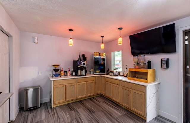 Freer Executive Inn and Studios