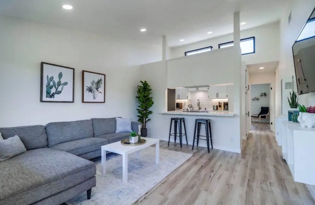 Fresh Modern & Comfy Apt Near It All [+parking]!