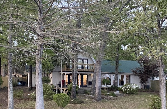 Freshly Updated! 3 BR, 3 BA Waterfront Getaway for Fisherman and Families alike!