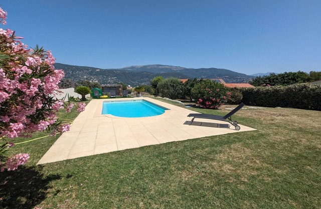 Friendly house 6 people with garden and pool