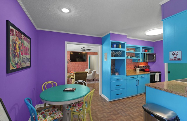Friends TV House - Sleeps 8 - N. Jackson - So Fun