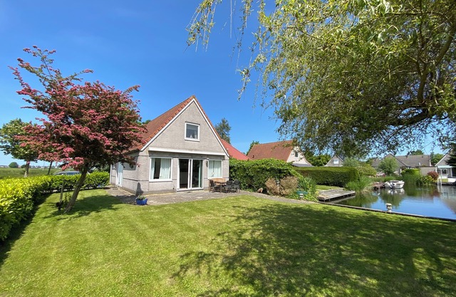 Friesenhuisje directly on the Ijsselmeer with three bedrooms for 6 people