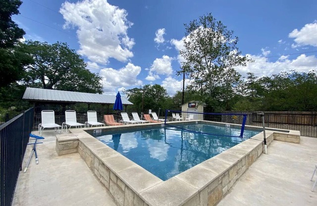Frio River House + Bunkhouse, Private Volleyball Pool, Pavilion, Riverfront!