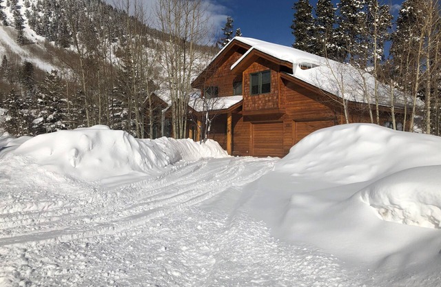 Frisco Cedar Cabin. Private 4 bedroom home in Frisco. Sleeps 10, private hot tub, private garage, WIFI.