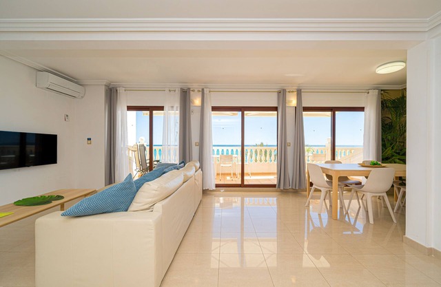 Front line new 3 bed apartment with ideal para familias