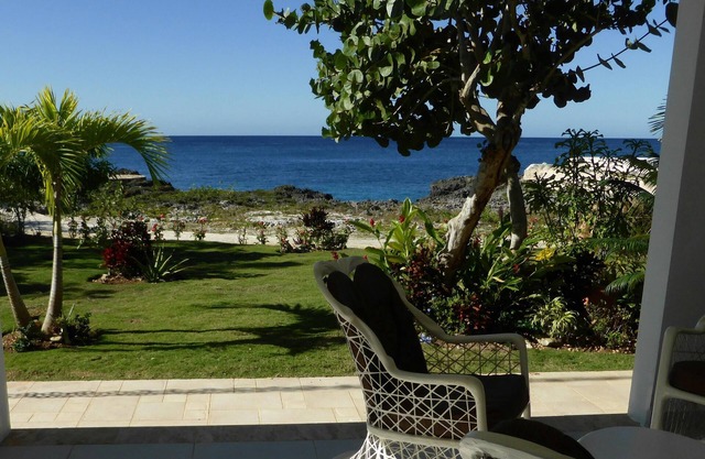 Front of Caribbean Sea, beautiful apart. with pools & direct access to sea.