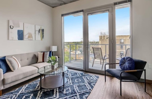 Frontdesk | Modern Studio Apt near East Town