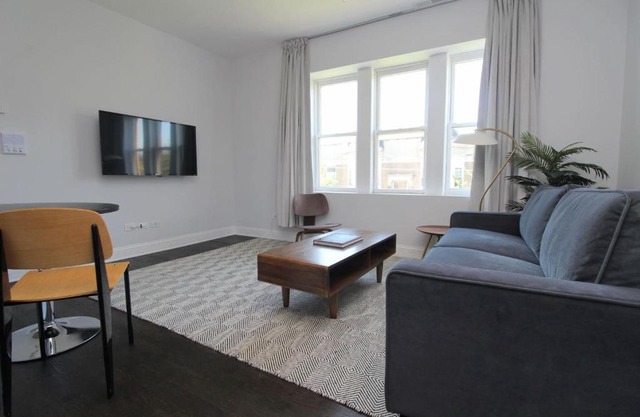 FRONTDESK Updated 2 BR Apt with Full Kitchen