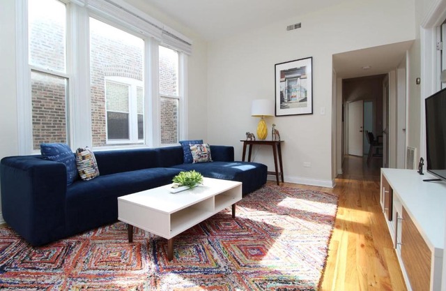 FRONTDESK Wicker Park 2 BR Apt with Laundry