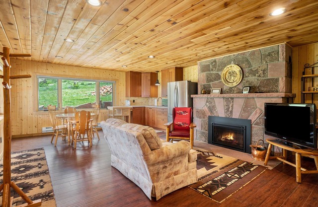 Frontier Mountain Retreat – Cozy 1BR Unit, Amazing Mountain Views – 23-ZONE3535