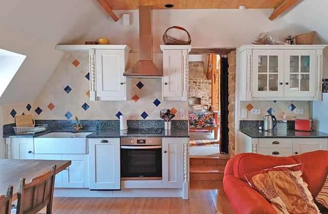 Fryer Apartment - Dinan, Brittany. Characterful Riverside Apartment