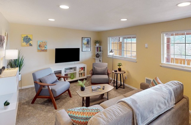 Full duplex with patio/deck, mountain views, washer/dryer, dogs allowed