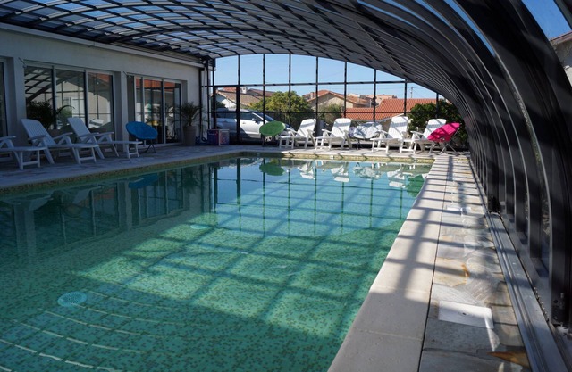Full equiped studio 4 people, walking distance of beach and shops ,swimming pool