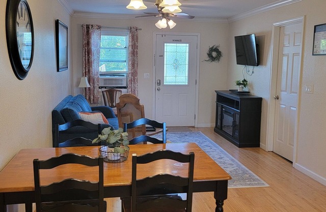 Full family APT in Nauvoo-Walking distance to Temple and Historic Nauvoo