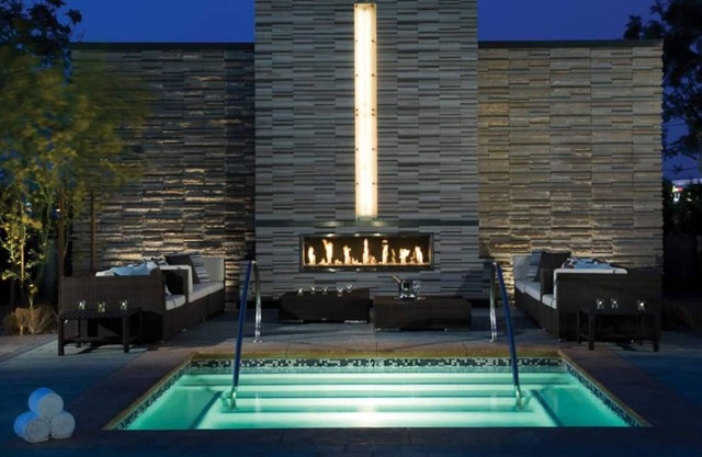 Full Strip Views - Open Balconies - Free Parking Jacuzzi Tub - High Floor