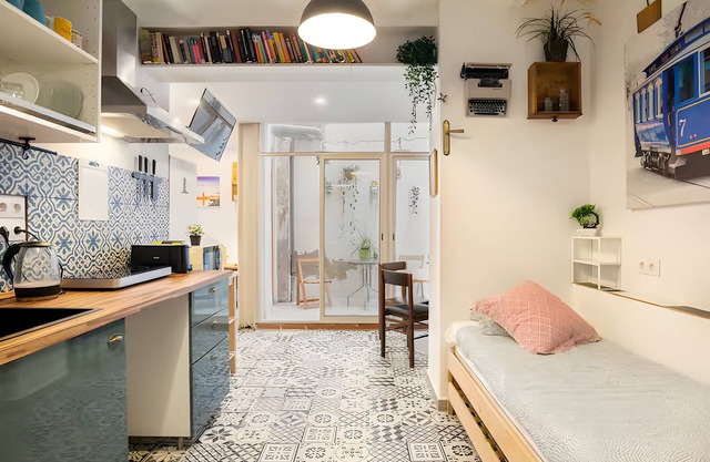 Fully equiped Studio with Patio, 15' from BCN center and 8' walk from the beach